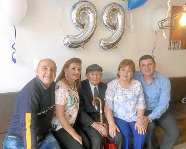 Carlos Alonso Cabra Castro, Elizabeth Cabra Castro, Carlos Alonso Cabra Guzmán (homenajeado), Gloria Inés Cabra Castro y Jorge H