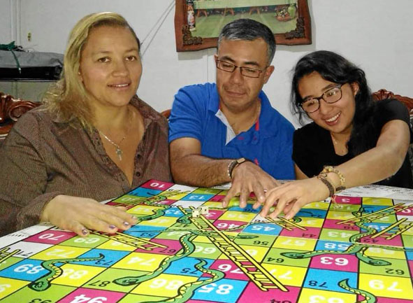 Manuela Andrea Torres, Virgilio Alberto Zapata Acevedo y Salomé Zapata Torres se divierten jugando escalera.