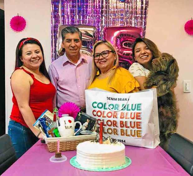 Marilym Chávez, David Chávez, Fanny Carrillo (celebró 55 años) y Perla Chávez.