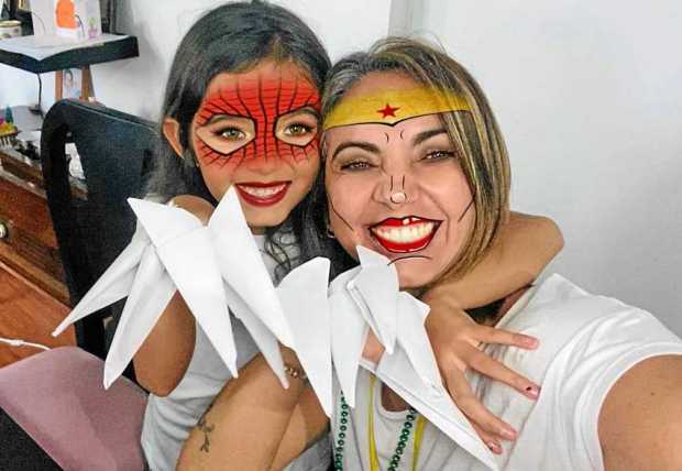 Foto | Cortesía | LA PATRIA Emilia Upegui López y su madre, Lina López Castrillón, juegan mientras hacen tareas.