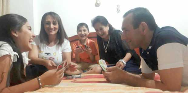 Ana María Giraldo, Francia Helena Henao, Daniel Giraldo, Luz Dary Patiño y Carlos Daniel Giraldo aprovechan el confinamiento par