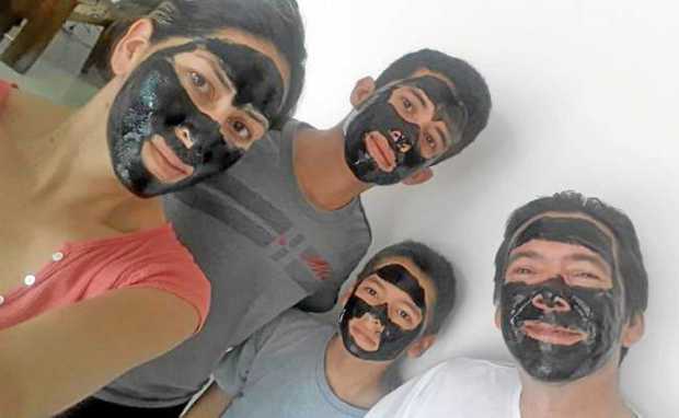 Diana Ríos y su esposo, Luis Peláez, se divierten con sus hijos, David y Luis, con una mascarilla.