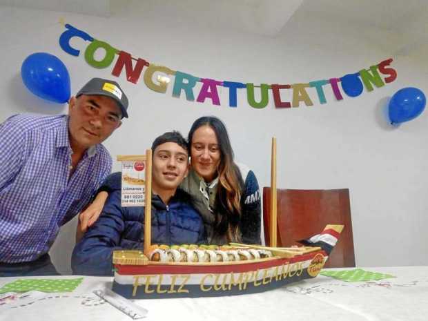 Emiliano Guzmán Arenas acompañado por sus padres Diego Guzmán Villegas y Luisa Fernanda Arenas Hoyos.