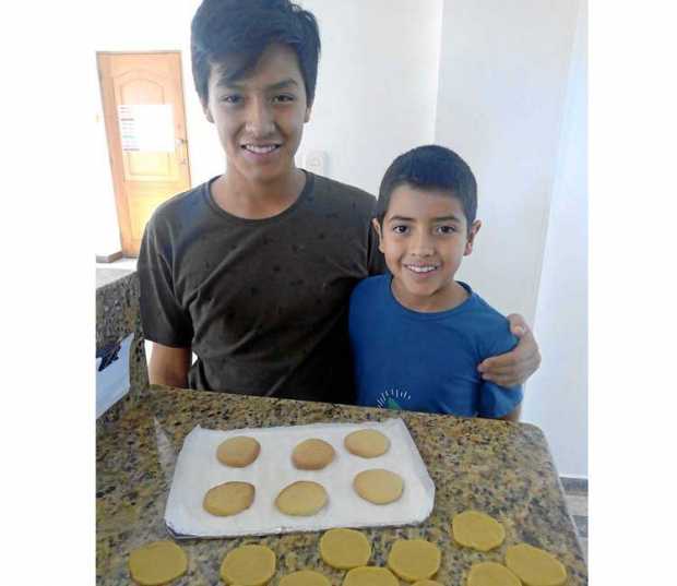 Juan Manuel y Juan Martín Zapata Álzate se conectaron a la #LaPatriaLive de pastelería, prepararon y compartieron galletas.