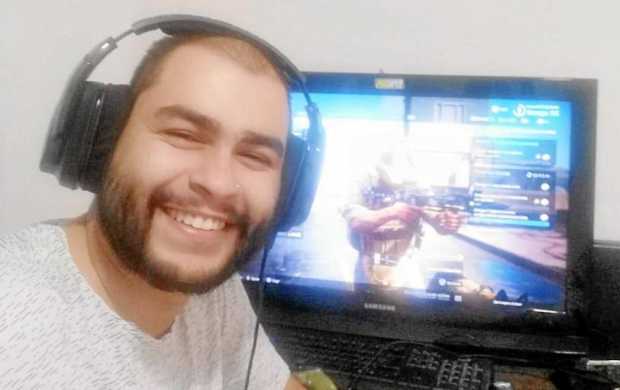 Mateo Cifuentes pasa su cuarentena divirtiéndose con videojuegos.