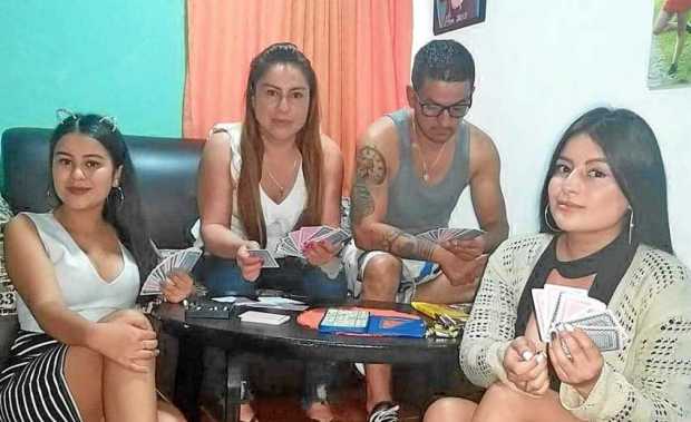 Diana Arias y Jhonny Osorio en compañía de sus hijas Valentina y Dayana en Aguadas (Caldas), intensifican la unión familiar juga