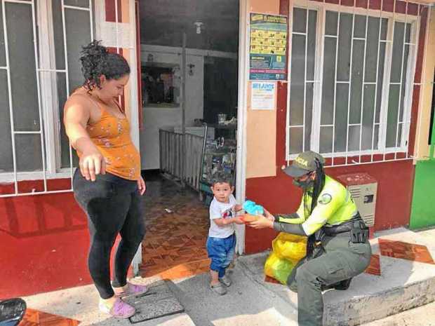 La Policía Nacional llegó con dulces, música y regalos.