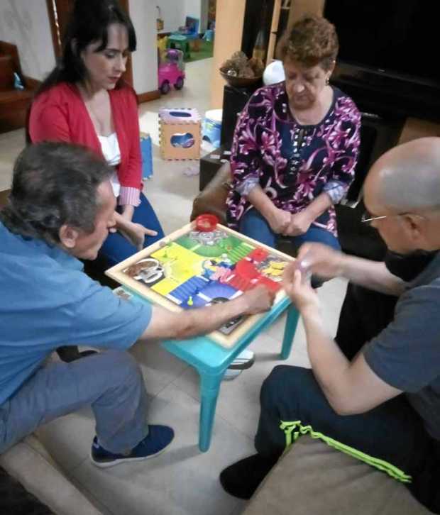 Familia Agudelo Gallo permanece unida en esta época jugando parqués.