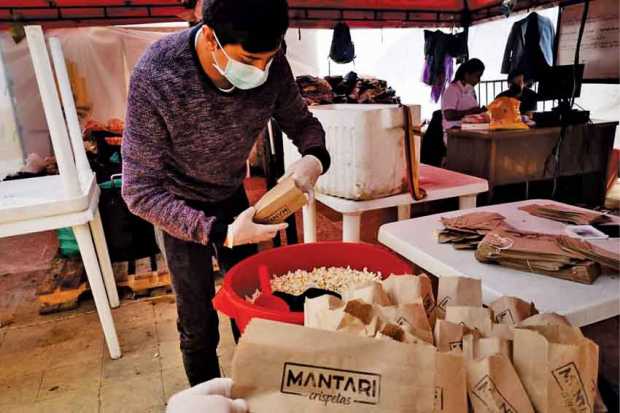 El pasado sábado Mantari Crispetas realizó actividad con los habitantes de calle en el sector del Arenillo, donde entregaron más
