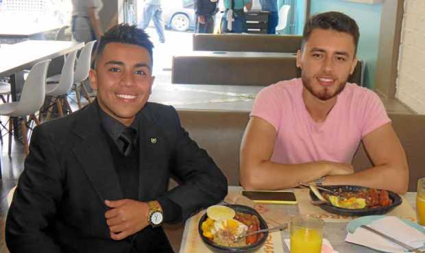 Cristian Camilo González González y Camilo Valencia Sierra visitaron el restaurante Cháncharos.