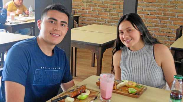 Foto / José Fernando Tangarife / LA PATRIA Jorge Armando Vélez Hernández y Laura Gómez Orozco almorzaron en Asados Chavita.