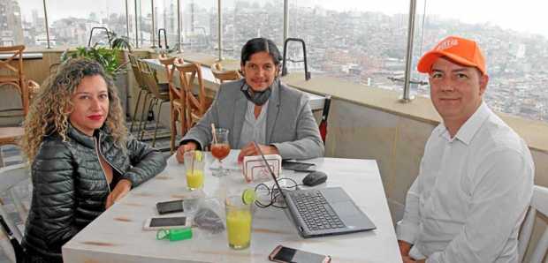 Sandra Vargas Henao, Iván Becerra Piedrahíta y Rodrigo Gaviria Ospina compartieron en La Azotea.
