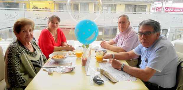 Blanca Irma Cardona de Castro, Liliana Castro Cardona, Jorge Édgar Castro Canal (homenajeado) y Álvaro Castro Canal.