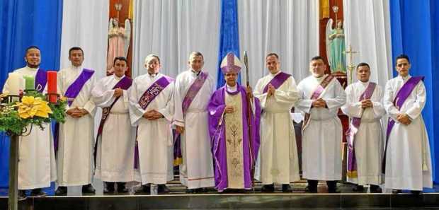 Foto/Rubén Darío López/LA PATRIA De izquierda a derecha aparecen quienes recibirán el diaconado: Edwin Javier Hernández Ramírez,