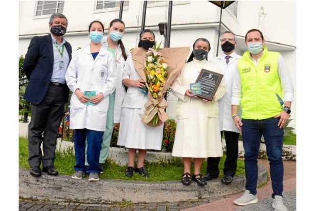 El alcalde y el secretario de salud hicieron entrega de una placa a las directivas de la Clínica la Presentación. En la imagen: 