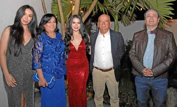 Grado de bachiller de Manuela Delgado Zamudio del colegio Filipense, la familia ofreció una cena en el restaurante L’angeVin. La