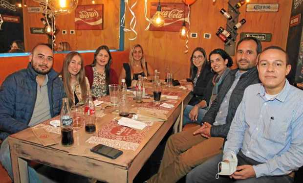 En el restaurante Buffalo Republic le celebraron el cumpleaños a Juan Bernardo González Ocampo. Lo acompañaron: Edna Suárez Aris