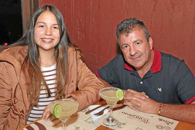 En el restaurante La Farfalla, en una cena familiar, se reunieron Mariana Rivera García y Dormán Rivera Serna.