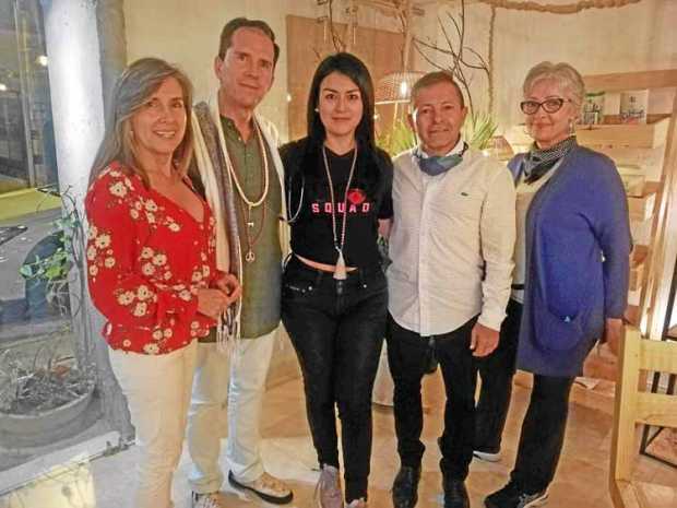 Fanny Beatriz Rojas, Jorge Enrique Rojas, Ana Milena Coral, César Arias y Margarita Fernández cenaron durante el lanzamiento.