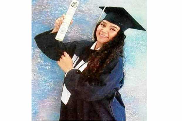 Ketherin González Betancourt, estudiante de la Escuela de Auxiliares de Enfermería “ENAE”, culminó sus estudios académicos con r