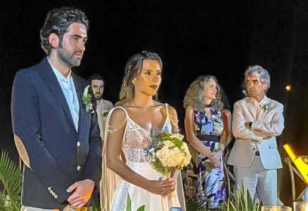 Alejandro y Manuela acompañados por los padres del novio, Lina María Londoño Muñoz y Felipe González Marulanda