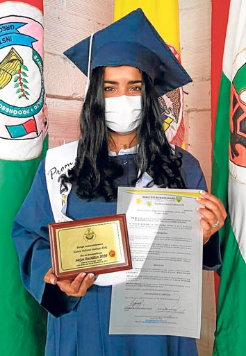 Mejor bachiller Karen Yuliana Gallego Ruiz, de la Institución Educativa Gregorio Gutiérrez González, del corregimiento los Plane