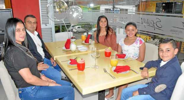 Celebraron en un almuerzo en Spago Claudia Aguirre Cardona; Óscar Orlando Grisales Muñoz; Myriam Grisales Jaramillo, Bachiller d