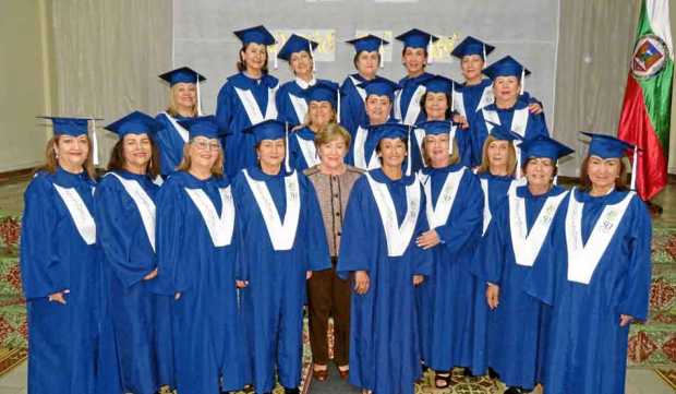 Foto | José Fernando Tangarife | LA PATRIA  Las asistentes aparecen en compañía de su profesora de álgebra y geometría, Dora Her