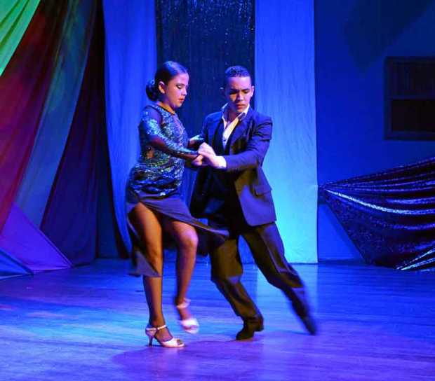 Los ritmos argentinos hicieron parte de la muestra de danzas que se presentó en el auditorio Hernando Aristizábal Botero de Conf