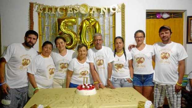 Acompañan al matrimonio sus hijos Ricardo, Sonia, Cristina, Liseth, Irma y Manuel. A la celebración también asistieron sus ocho 