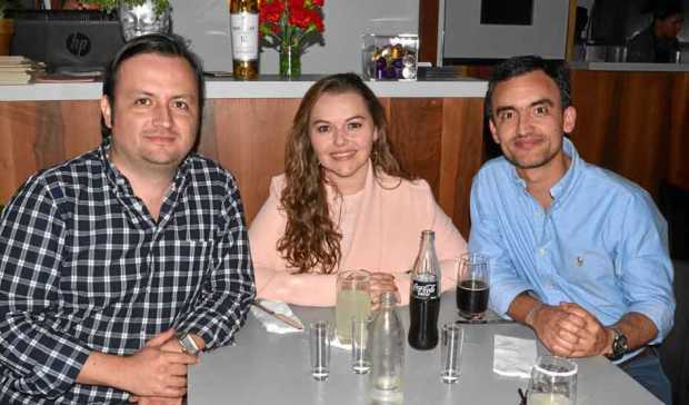 Juan Pablo Mejía Echeverri, Mariana Villegas Gómez y Álvaro Mejía Villegas se reunieron en el restaurante Ednia.