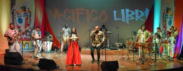 Músicos de Pacífico libre durante su concierto en Confa.