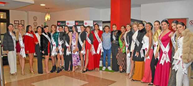 Las 22 candidatas aparecen en compañía de Juan Pablo Fehó Arias, miembro junta directiva del hotel.