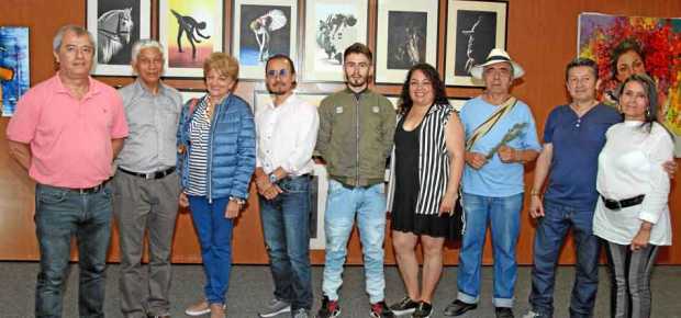 Aparecen los pintores participantes en el salón Ammu: Carlos Alberto Valencia, coordinador y pintor; Antonio José Villa, María R