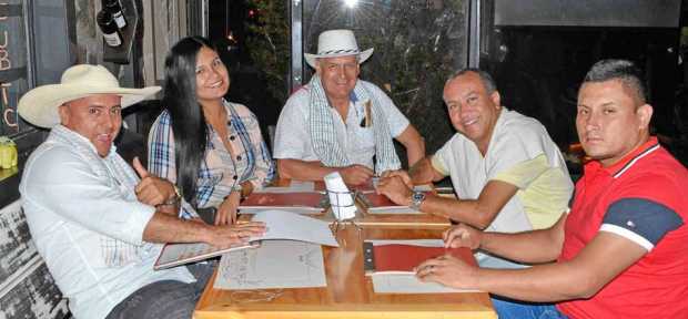 En el restaurante Buffalo Republic se reunieron Mario Vega Taborda, Tatiana Murcia Molina, Jesael Cruz Gómez, Milton Hurtado Gar