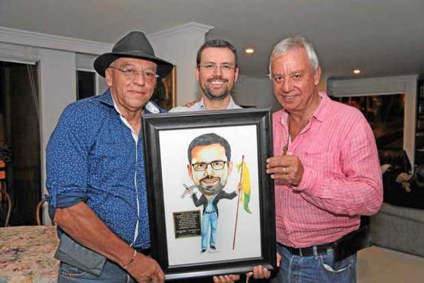 Gilberto Nieto Ceballos y Carlos Arboleda González entregaron la caricatura al gobernador de Caldas, Luis Carlos Velásquez Cardo