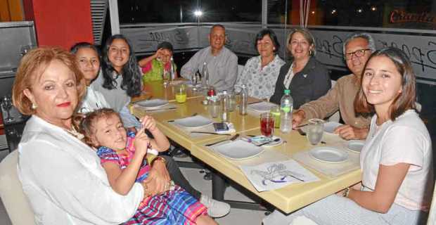 Alicia Gaviria Güiza, Irma Calderón Zuluaga, Laura Reyes Gaviria, Susana Reyes Gaviria, Salomón Gaviria Güiza, Alfonso Reyes Her