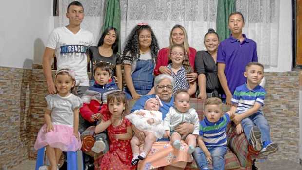 La homenajeada aparece con sus bisnietos. La acompañarán en la celebración sus 11 hijos y 24 nietos.