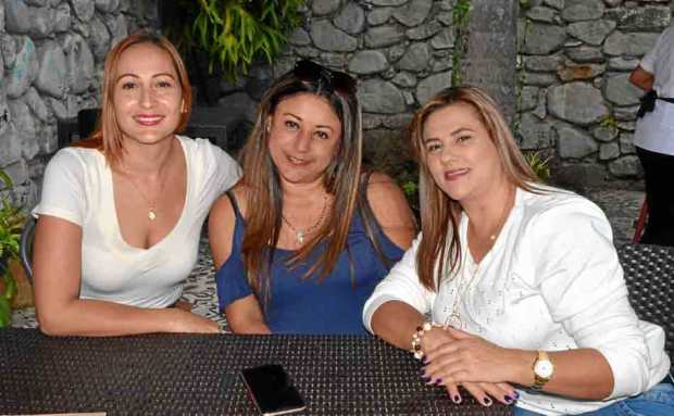 Lina Marcela Mosquera Gómez, Claudia Castro García y Gladys Pineda Llano se reunieron en el restaurante Asados Chavita.