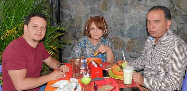 Mauricio Raigoza Gil y Martha Lucía Gil Estrada festejaron a César Alberto Raigoza Suárez en un almuerzo en el restaurante La Gr
