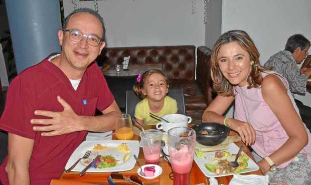 En el restaurante Patacrock estuvieron John Harvey Gaviria Calderón, Alicia Gaviria Güiza y Mónica Güiza de Gaviria.