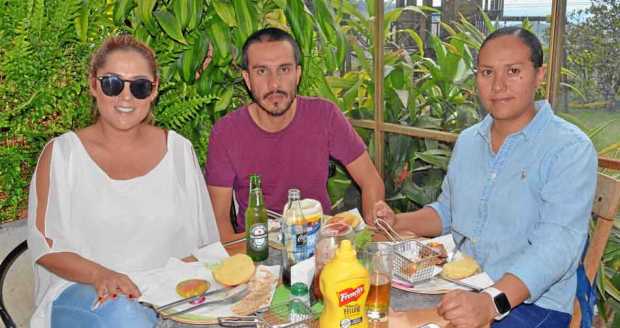 Alejandra Martínez Franco, David Cano Baena y Lina Cano Baena se reunieron en el restaurante Cortesana.