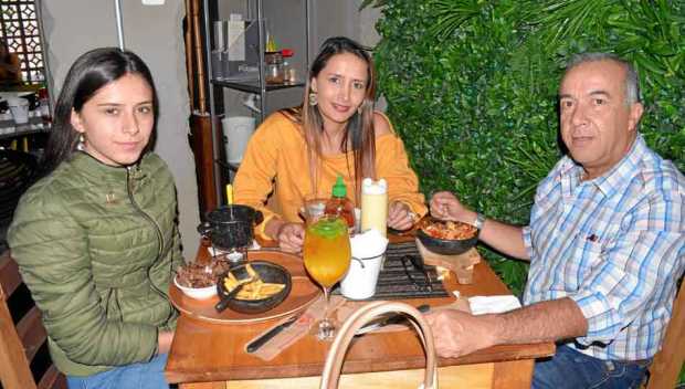 Maryuri Giraldo Torres, Yorladys Giraldo Torres y Diego León Hurtado Restrepo, de Calzado Galileo, se reunieron en un almuerzo d