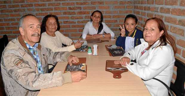 Álvaro Cardona Maya, María Teresa Cardona de Quintero, Natalia Cardona Cardona, Tania Parra Cardona y Elizabeth Cardona Quintero