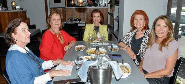 Berta Restrepo Jaramillo, Elvira Escobar de Restrepo, Ruby Jaramillo Botero, Gemma Salazar de Robledo y María Isabel Pinzón Góme