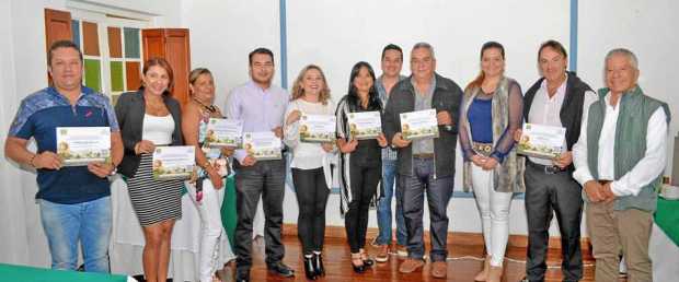 Carlos Andrés Henao Hernández, de Maderas San José La 26; Luz Ángela Zuluaga Jiménez, Ecotableros de Colombia; Damiris Riaño Nar