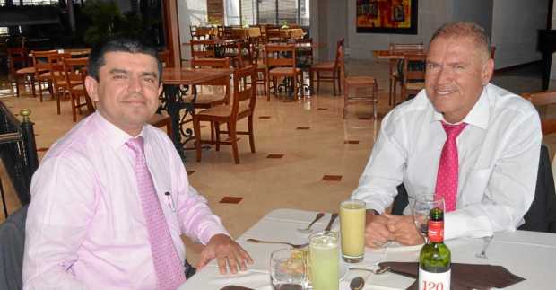 Víctor Manuel Guevara Castro y Leonidas Londoño Granada, de la Cooperativa de Profesionales de Caldas se reunieron en el Club Ma