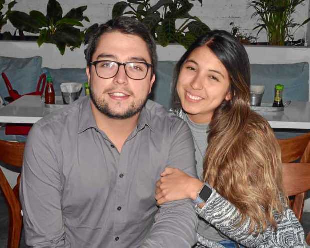 Nicolás Toro Gutiérrez y Melissa Mora Aguirre compartieron en el restaurante Ono Poke Bowls.