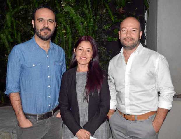 Rodrigo Hasbún, escritor y guionista boliviano; Ivonne Paola Mendoza Niño, gerente Centro Cultural Banco de la República, y Juan