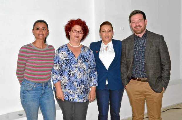 Jhoana Patiño López y Juana María Echeverri Escobar, poetas; Santiago Giraldo Herrera, agregado de Prensa de ella Embajada de Fr